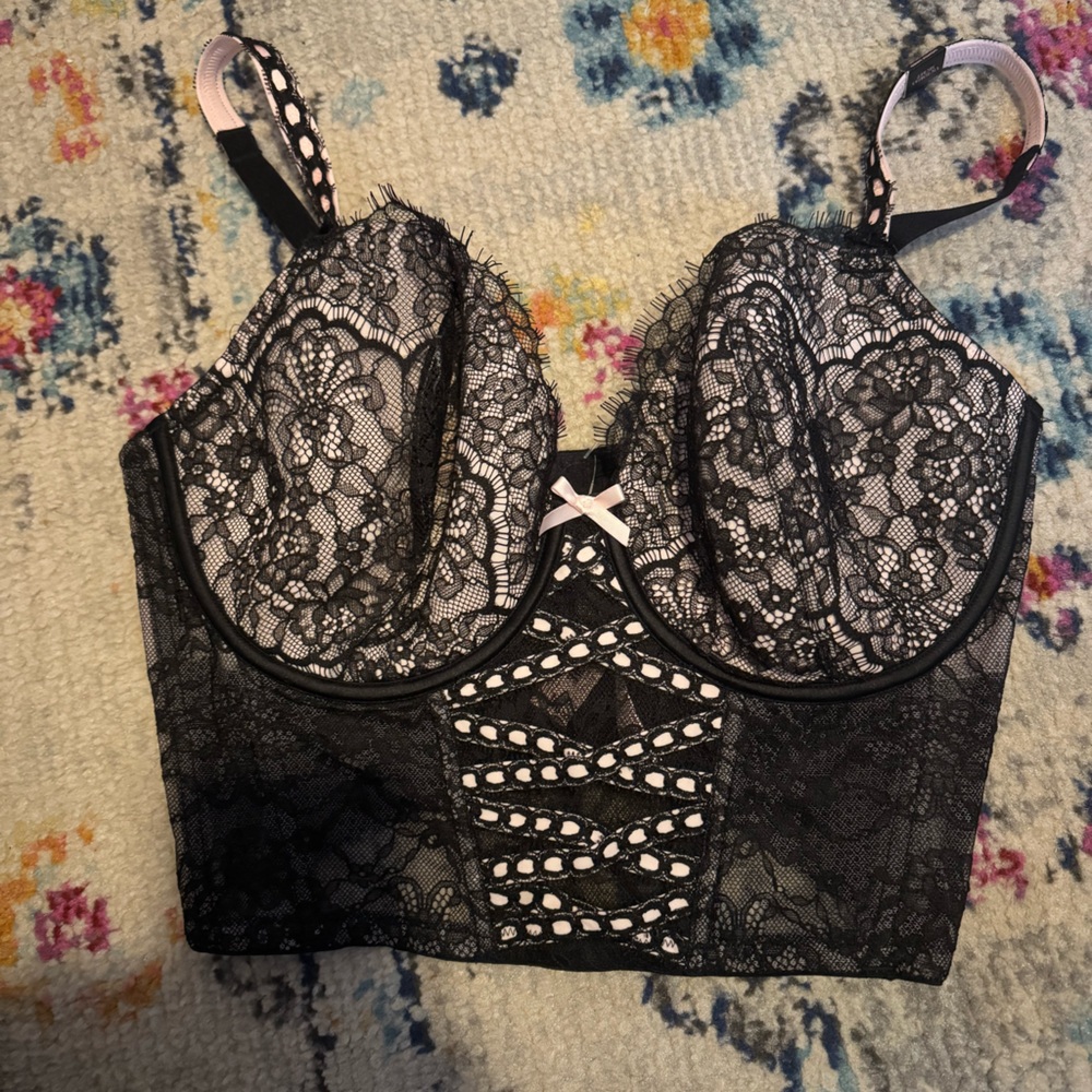 Nwt bra light pink with black lace. Size dd medium. Medium implies 36